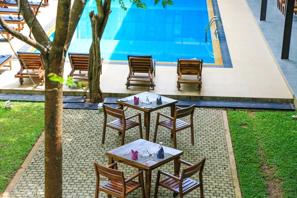 Fresco Water Villa Сигирия Екстериор снимка